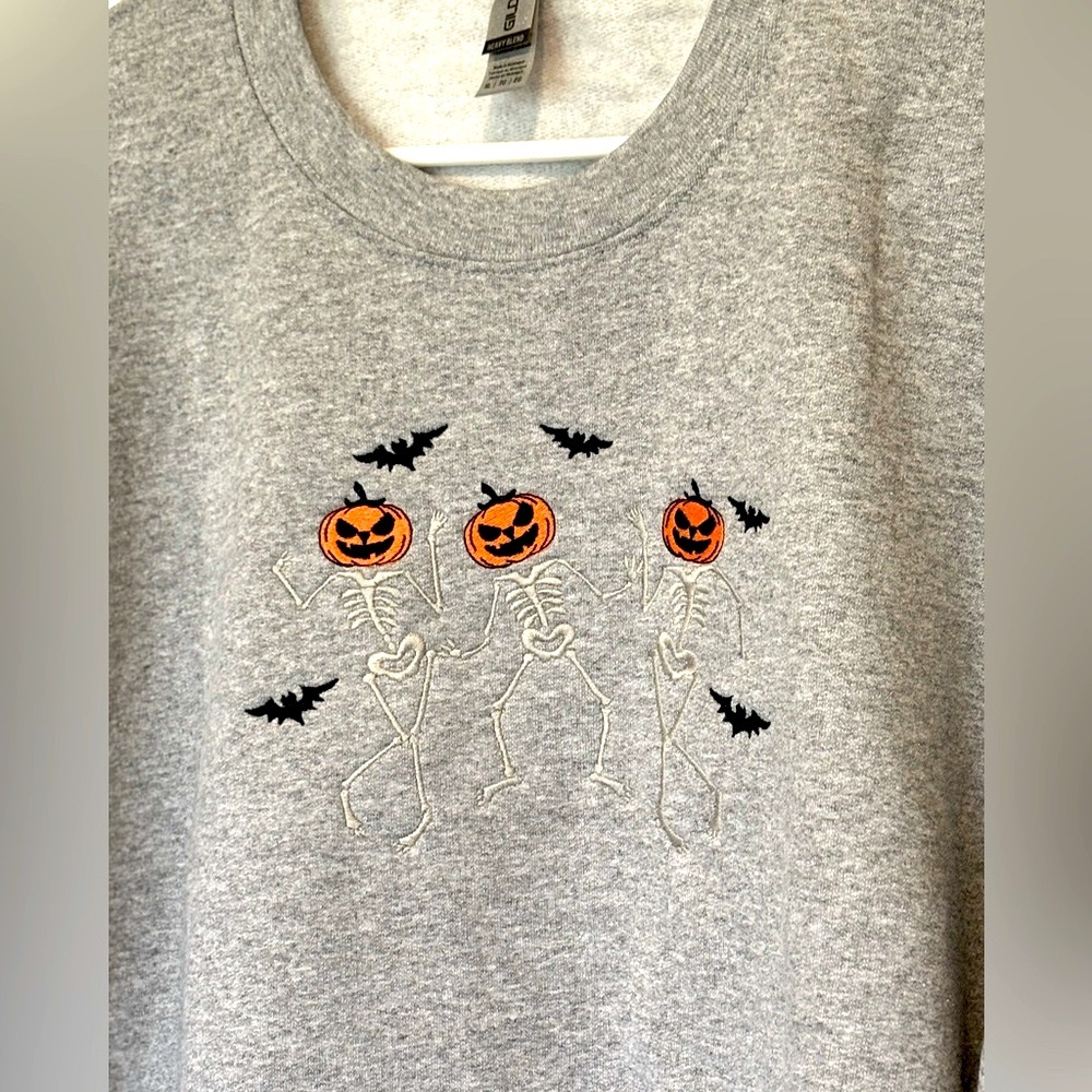 *Halloween* Dancing Jack-o-lantern skeleton’s with Bats- Crewneck sweatshirt- XL